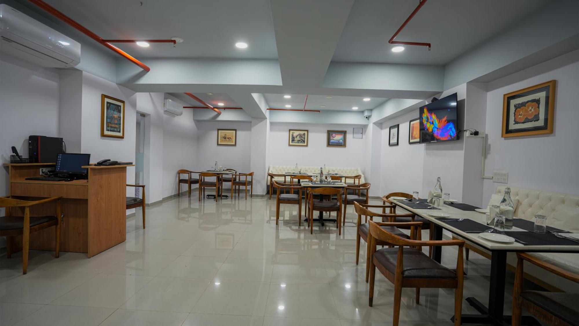 Hotel Downtown Gandhinagar Exterior photo